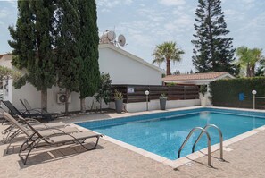 Outdoor pool - Phaedrus Living Olga Residence (Paphos)