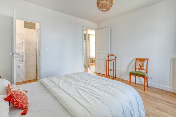 3 habitaciones, tabla de planchar con plancha, wifi y ropa de cama