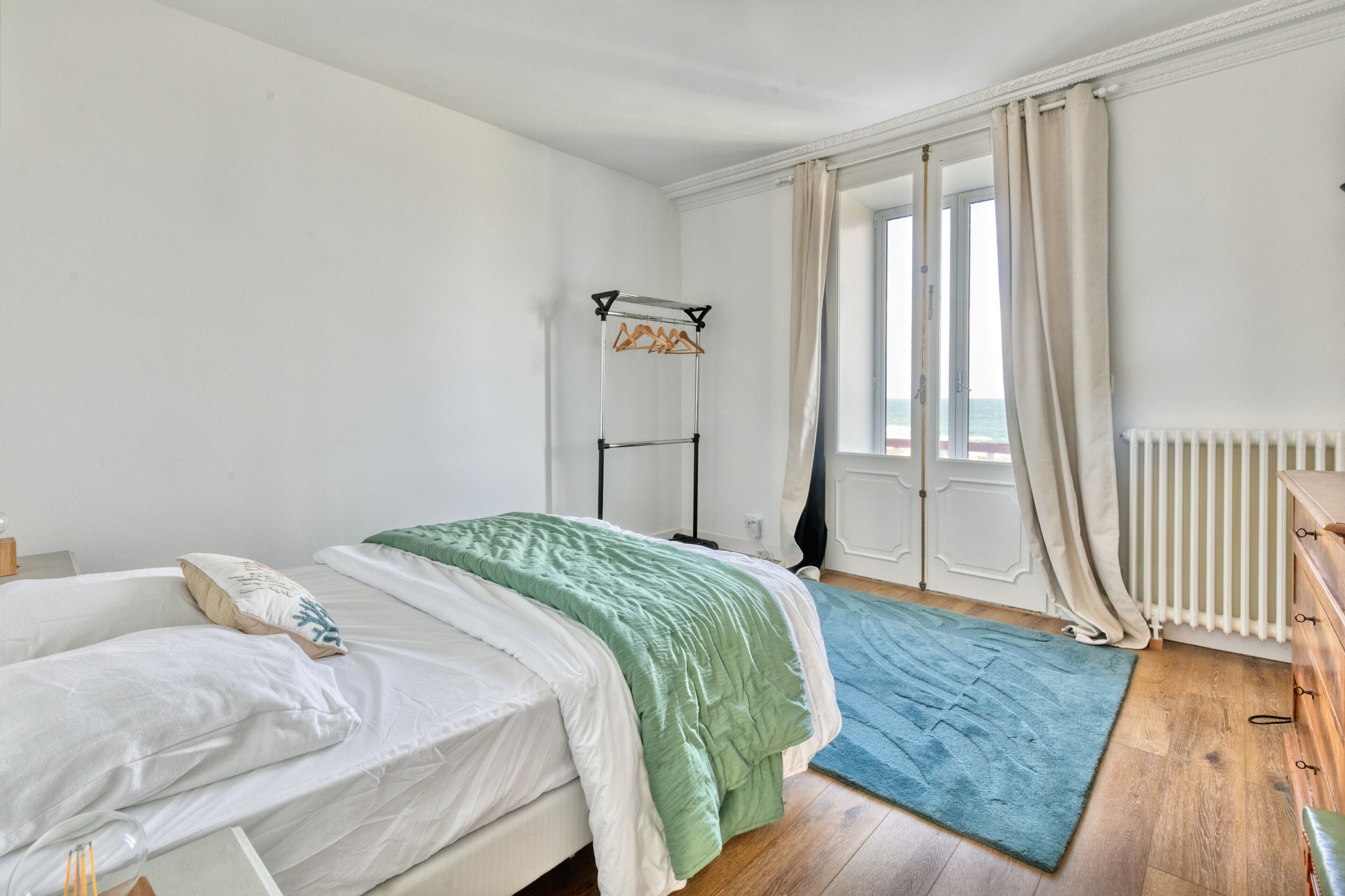 3 slaapkamers, een strijkplank/strijkijzer, wifi, beddengoed