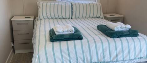 Iron/ironing board, WiFi, bed sheets
