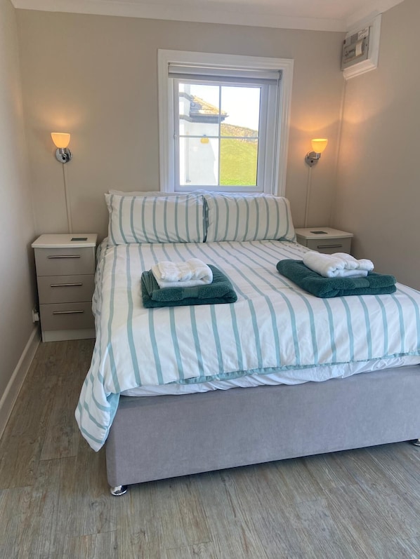 2 habitaciones, tabla de planchar con plancha, wifi y ropa de cama