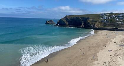 Airy seaside apartment overlooking beach - ideal for exploring West Cornwall