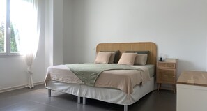 3 bedrooms, iron/ironing board, WiFi, bed sheets - House sleeps 6 with pool near sea and hills (Marseille)