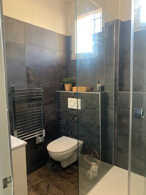 Dusj, hårføner, håndklær og såpe