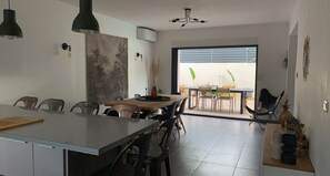 Dining - House sleeps 6 with pool near sea and hills (Marseille)