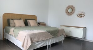 3 bedrooms, iron/ironing board, WiFi, bed sheets - House sleeps 6 with pool near sea and hills (Marseille)