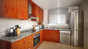 Een koelkast, een magnetron, een oven, een kookplaat