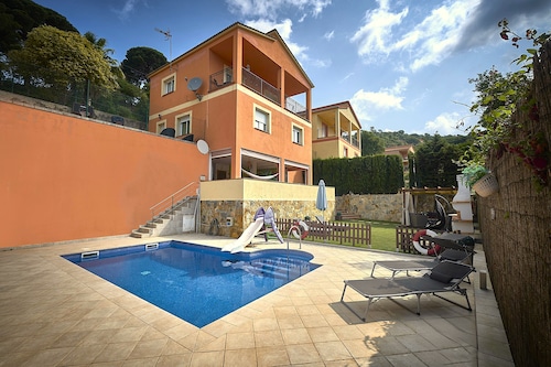 Cozy house with pool