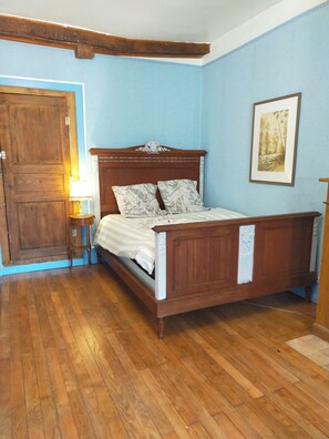 2 bedrooms, WiFi, bed sheets - Medieval house for six people (Saint-Benoît-du-Sault)