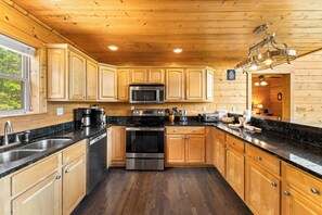 Kühlschrank, Mikrowelle, Herdplatte, Geschirrspüler