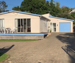 Terrace/patio - Classic NZ Bach on the Waterfront - Whangarei Heads (Whangārei Heads)