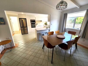 Dining - Classic NZ Bach on the Waterfront - Whangarei Heads (Whangārei Heads)