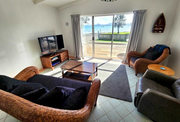 Smart TV, books - Classic NZ Bach on the Waterfront - Whangarei Heads (Whangārei Heads)