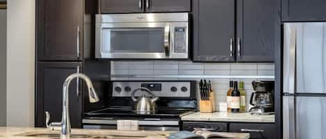 Kühlschrank, Mikrowelle, Ofen, Herdplatte