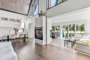 TV, fireplace - Bora Nature - SPA, Relaxation, Poker, Arcade, Evasion (Shannon)