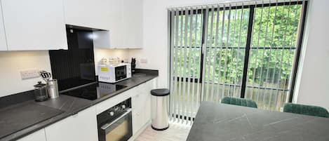 Geladeira, micro-ondas, fogão, cooktop