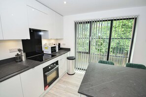 Een koelkast, een microgolfoven, een oven, een kookplaat