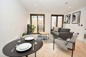 TV, offices - Modern 1 Bed Flat in Central Manchester w Balcony (Manchester)