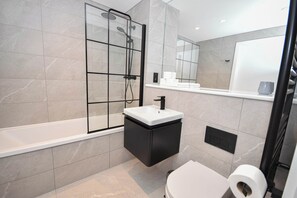 Douche, sèche-cheveux, serviettes fournies