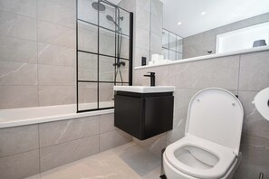 Douche, sĂšche-cheveux, serviettes fournies, shampoing