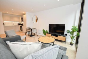 TV, offices - Modern 1BR Flat in Central Manchester with Balcony (Manchester)