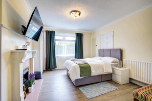 3 bedrooms, desk, iron/ironing board, WiFi