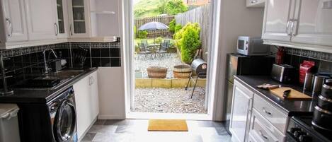 Een koelkast, een magnetron, een oven, een kookplaat