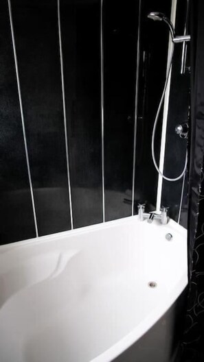 Een douche, een haardroger, handdoeken