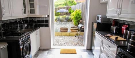 Een koelkast, een microgolfoven, een oven, een kookplaat