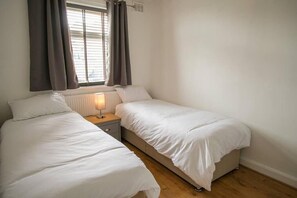 3 slaapkamers, een bureau, een strijkplank/strijkijzer, wifi