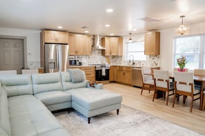 Interior - Charming 3br home 15min from CLW beach (Clearwater)