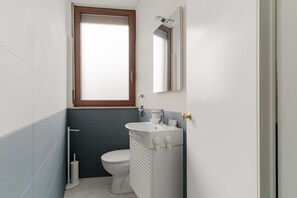 Regadera, secadora de cabello, bidet, toallas 