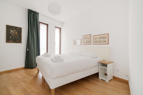 2 bedrooms, desk, iron/ironing board