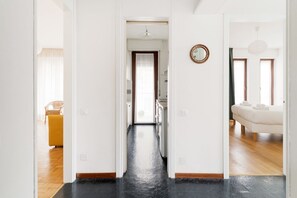 2 chambres, bureau, fer et planche à repasser