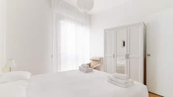 2 Schlafzimmer, Schreibtisch, Bügeleisen/Bügelbrett