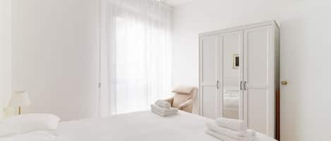 2 chambres, bureau, fer et planche Ă repasser