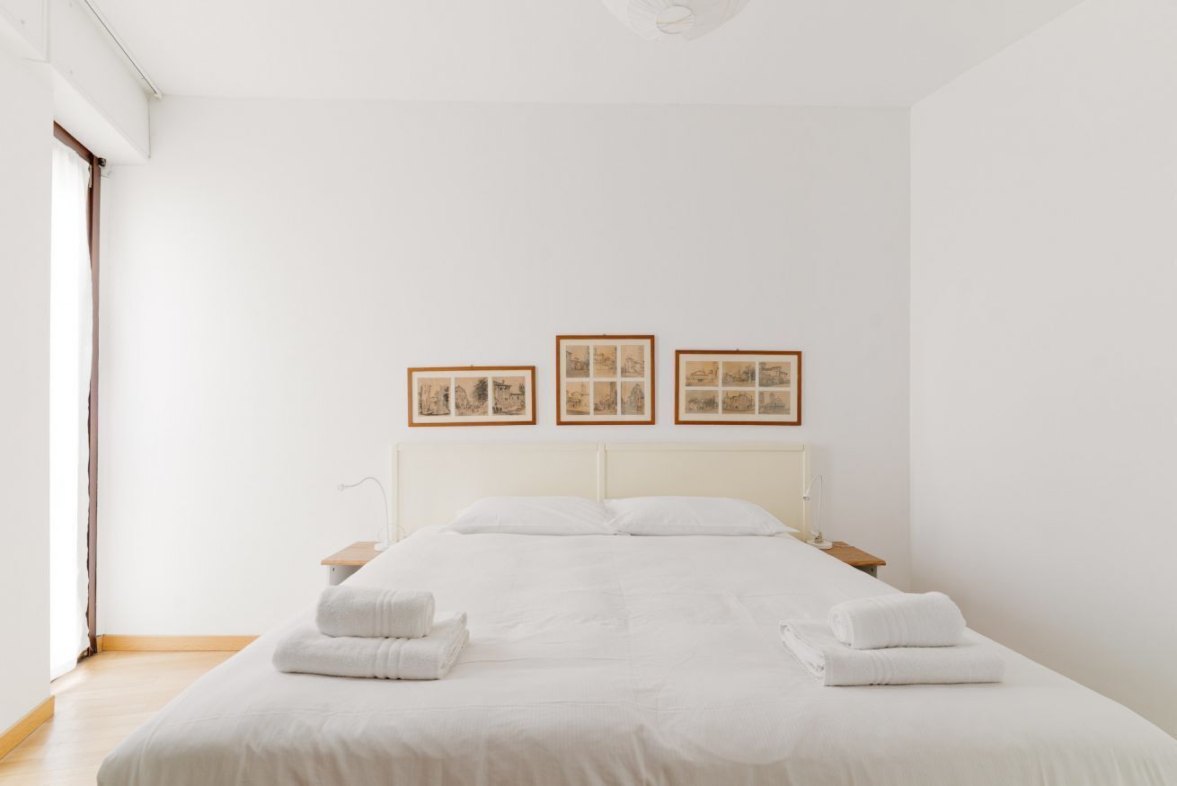 2 chambres, bureau, fer et planche à repasser