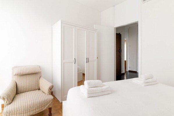 2 chambres, fer et planche Ă repasser