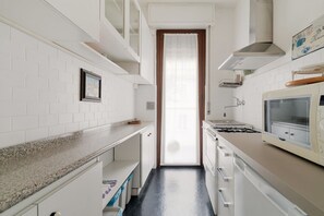 Frigorífico, microondas, horno y placa de cocina