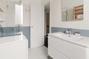 Shower, hair dryer, bidet, towels