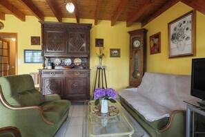 Una televisión, un reproductor de DVD