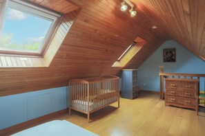 2 bedrooms, iron/ironing board, WiFi