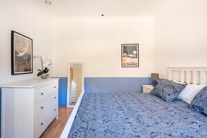 House | 3 bedrooms, individually furnished, iron/ironing board, bed sheets