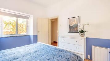 House | 3 bedrooms, individually furnished, iron/ironing board, bed sheets