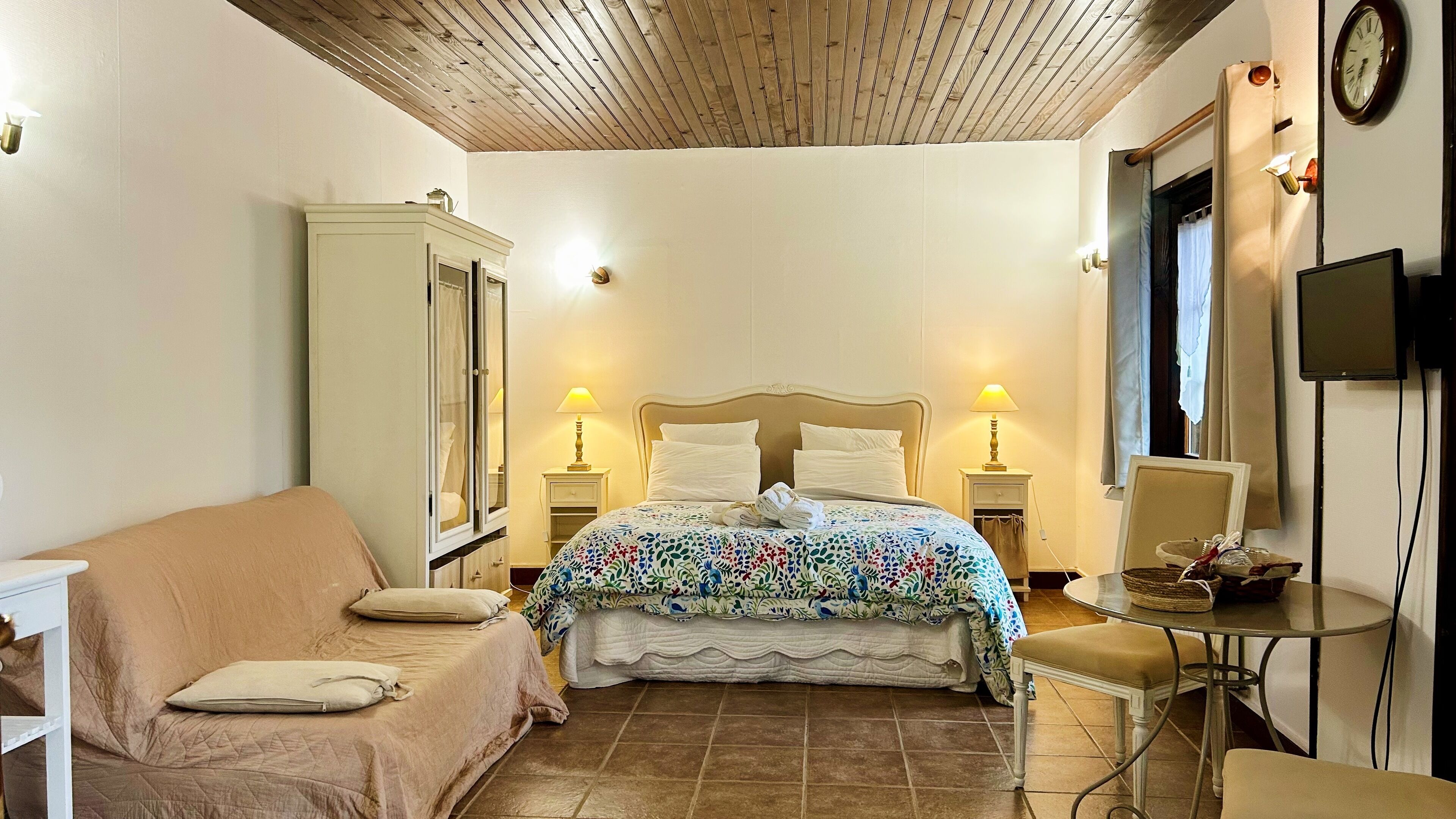 Studio Châtaigne | Blackout drapes, iron/ironing board, free WiFi