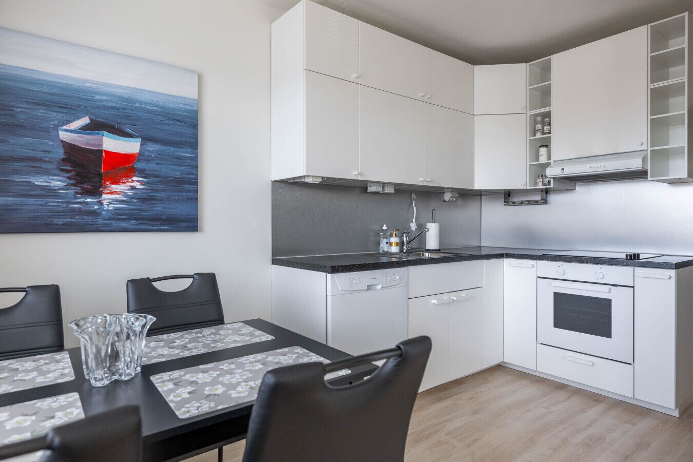 Een koelkast, een microgolfoven, een oven, een vaatwasser