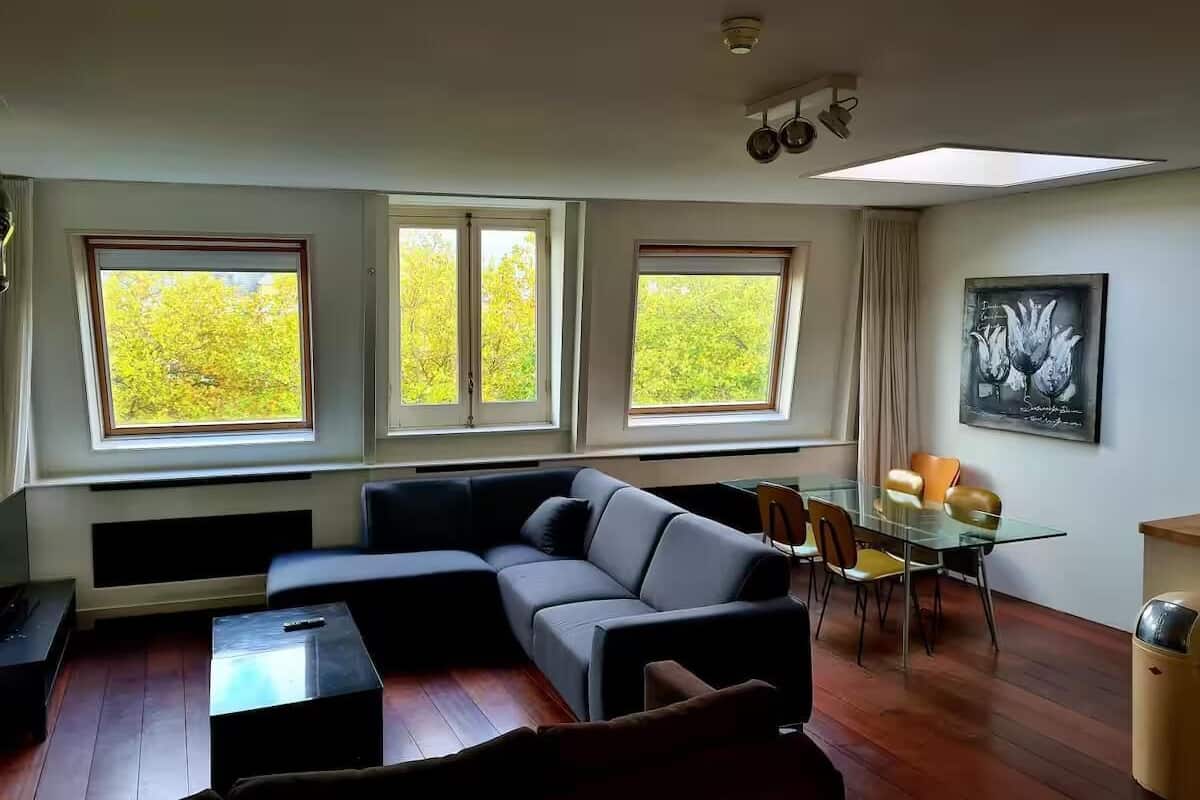 Appartement Supérieur, vue ville | Coin séjour | TV connectée de 50 pouces avec chaînes numériques