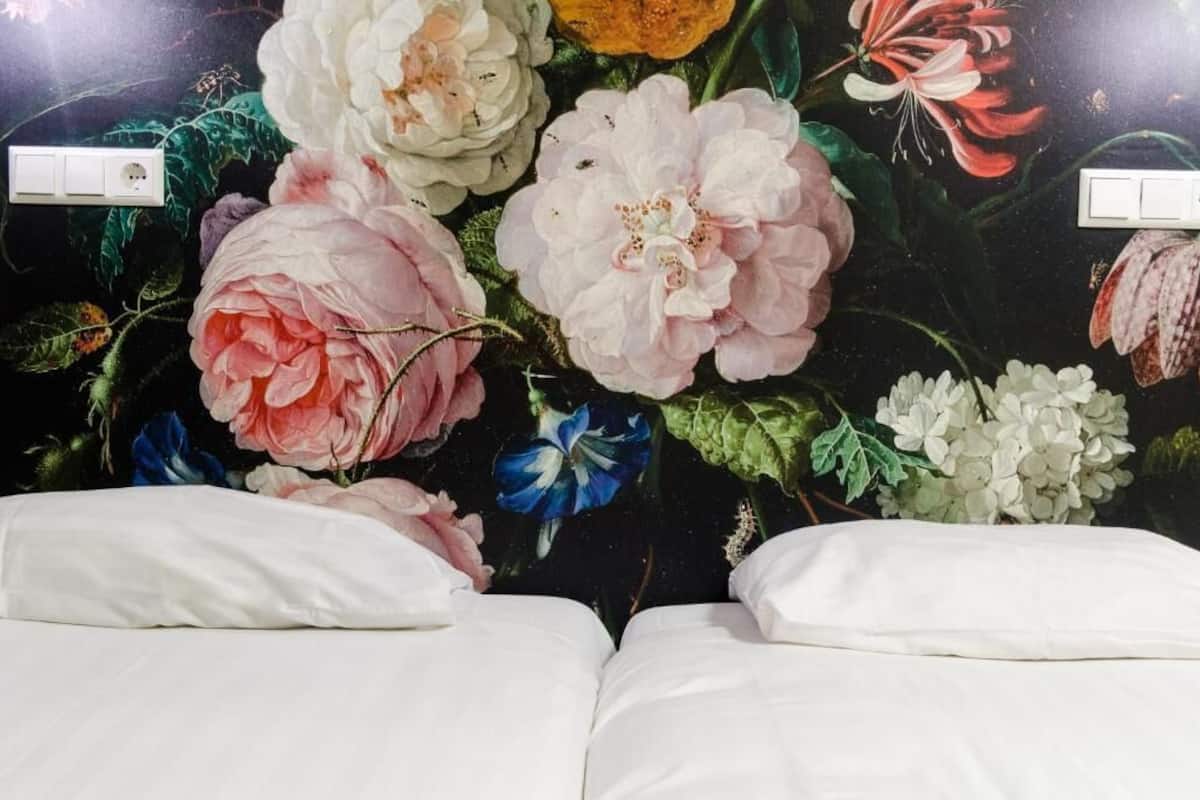 Chambre Quadruple Luxe, vue cour intérieure | Coffres-forts dans les chambres, rideaux occultants