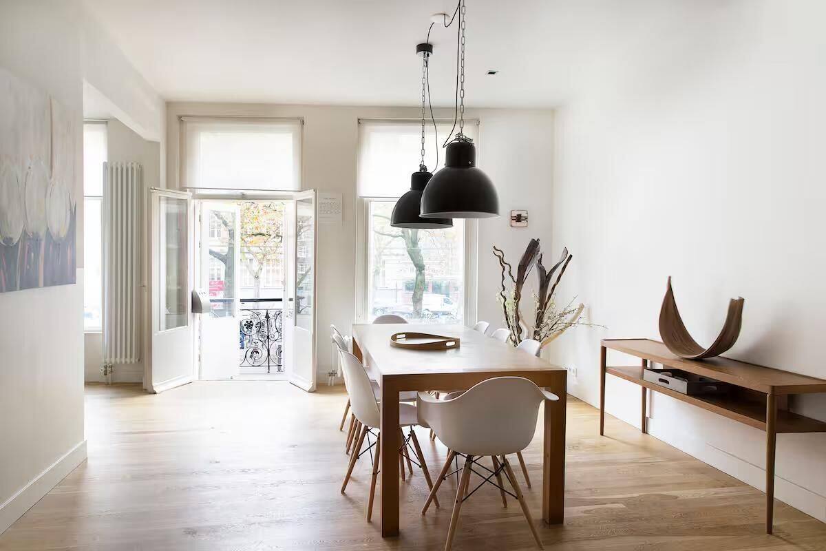 Superior appartement, balkon, uitzicht op de stad | Woonruimte | Een 50-inch smart-tv met digitale zenders