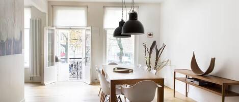 Appartement Supérieur, balcon, vue ville | Coin séjour